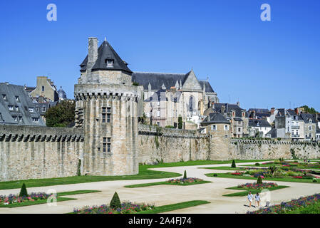 Mittelalterliche Stadtmauer/Befestigungsmauern und das 15. Jahrhundert Tour du Connetable in der Stadt Vannes, Morbihan, Bretagne, Frankreich Stockfoto