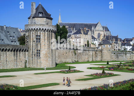 Mittelalterliche Stadtmauer/Befestigungsmauern und das 15. Jahrhundert Tour du Connetable in der Stadt Vannes, Morbihan, Bretagne, Frankreich Stockfoto