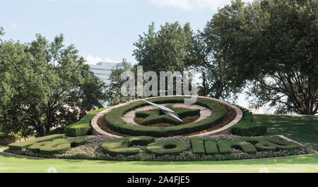 Formgehölze Wecker in der gehobenen Gegend von Las Colinas in Irving, Texas Stockfoto