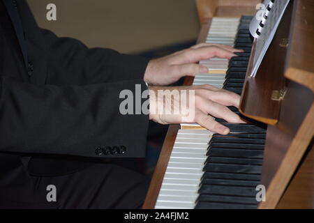 Nahaufnahme der Hände des Menschen Klavier spielen Stockfoto