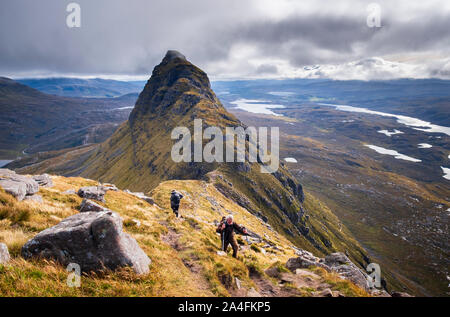 Bergsteiger auf Caisteal Liath am Berg Suilven im Inverpoly National Nature Reserve Assynt Sutherland entlang Gipfelgrat zu Meall Meadhonach Stockfoto