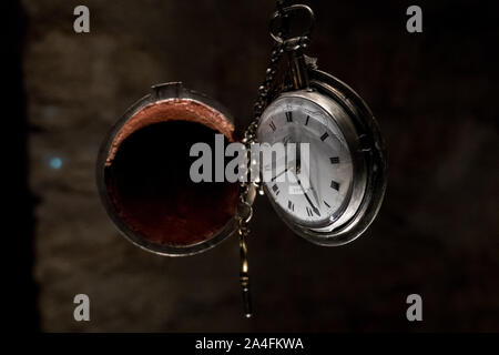Das 19. Jahrhundert Edward vor, London, Silber cased Taschenuhr mit Kette auf Anzeige an der Ioannina Silberschmiedekunst Museum. Ioannina ist die Hauptstadt und größte Stadt von Ioannina regionale Einheit und von Epirus, eine administrative Region im nordwesten Griechenlands. Stockfoto