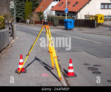 Vermessungstechnik auf einer Straße Stockfoto