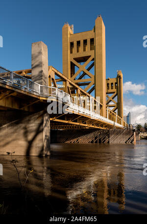 Die Tower Bridge ist ein vertikaler Aufzug Brücke über den Sacramento River und verbindet West Sacramento in Yolo County im Westen, mit der Hauptstadt von Kalifornien, Sacramento, Sacramento County im Osten Stockfoto
