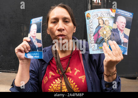 Ein Unterstützer hält in seinen Händen Fotos des ehemaligen Präsidenten Alvaro Uribe Stockfoto