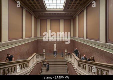 Der Innenraum des British Museum mit Treppe und Menschen Stockfoto