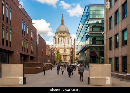 St Paul's Cathedral in der City von London mit Business Gebäude Stockfoto