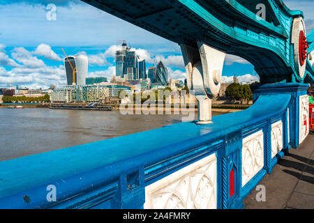 Der Londoner City Skyline mit einem Teil der Tower Bridge Stockfoto