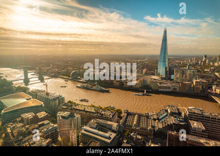 Luftaufnahme von der Themse und der Tower Bridge und der SHARD Stockfoto