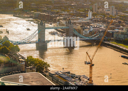 Blick auf die Tower Bridge von oben mit Baukran Stockfoto