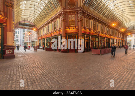 Leadenhall am frühen Morgen mit wenigen Besuchern an der Stadt von London Stockfoto