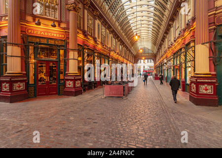 Leadenhall Market von Innen mit wenigen Menschen und beleuchtete, London Stockfoto