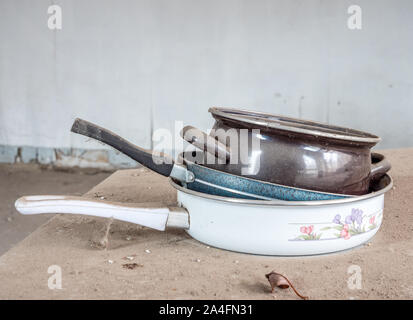 Alte Pfannen und Töpfe Stockfoto