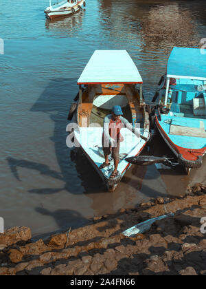 Fischer auf dem Boot Stockfoto