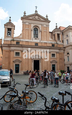 Italien, Rom, Piazza Capranica, Kirche Santa Maria in Aquiro, Radfahren in den Straßen von Rom Stockfoto