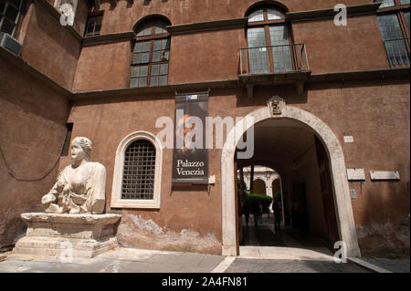 Italien, Rom, Palazzo Venezia, Eingang zum Innenhof auf der Piazza San Marco und antike römische Statue von Madama Lucrezia, eine der „sprechenden Statuen“ in Rom Stockfoto