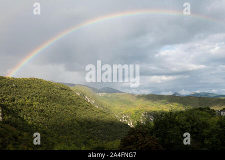 Zagori ist eine bergige Region in Epirus, im Nordwesten von Griechenland. Es hat eine Fläche von rund 1.000 Quadratkilometern und enthält 46 Dörfer bekannt als zagoria Dörfer (zagorochoria oder zagorochoria). Stockfoto