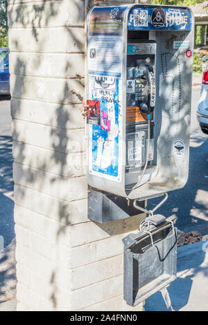 Ein Telefon mit Graffiti in Ojai, Kalifornien Schlagwörter Stockfoto