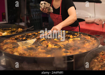 Frau, die traditionelle Hot Meeresfrüchten Eintopf in der Provence, Frankreich Stockfoto