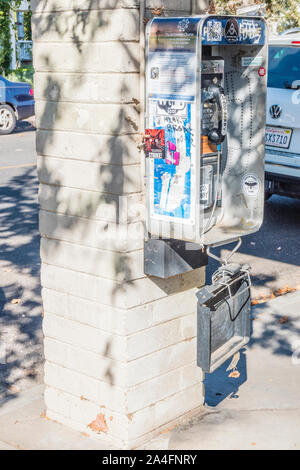 Ein Telefon mit Graffiti in Ojai, Kalifornien Schlagwörter Stockfoto