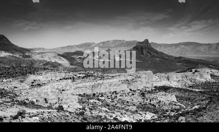 Schwarze und weiße Landschaft Foto auf die Berge in der Mohave Wüste auf dem Weg nach Oatman, Arizona. Stockfoto