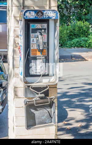 Ein Telefon mit Graffiti in Ojai, Kalifornien Schlagwörter Stockfoto