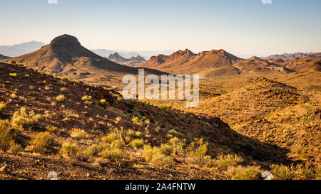 Farbe Landschaft Foto der schroffen Berge in der Mohave Wüste in der Nähe von Oatman, Arizona. Stockfoto