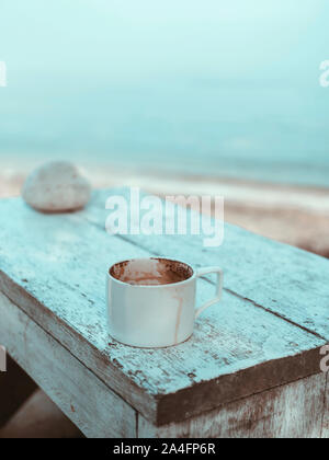 Schmutzige Tasse auf dem Tisch Stockfoto