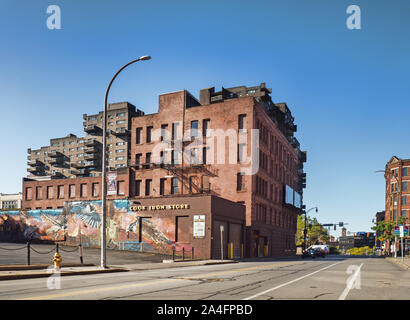 Rochester, New York, USA. Oktober 13, 2019. Blick hinunter Andrews Straße in Richtung St. Paul Street in der Innenstadt von Rochester an einem ruhigen Wochenende Morgen Stockfoto