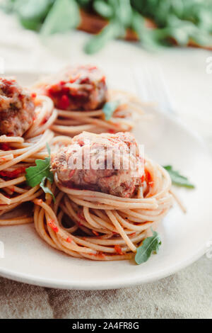 Original italienische Spaghetti mit Fleischbällchen in Tomatensauce Stockfoto