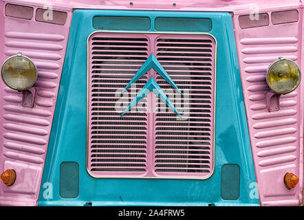 Vorderen Kühlergrill und Scheinwerfer eines 1971 Citroen H Van Stockfoto