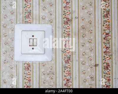 Vintage Lichtschalter mit retro Tapeten Stockfoto
