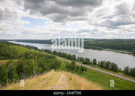 Sommer Fluss Landschaft, Blick auf den Fluss Tom aus der Höhe, Sibirien, Russland Stockfoto