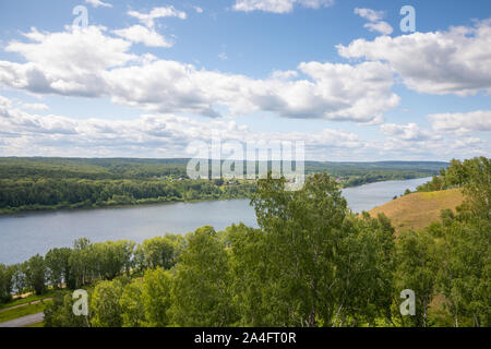 Sommer Fluss Landschaft, Blick auf den Fluss Tom aus der Höhe, Sibirien, Russland Stockfoto