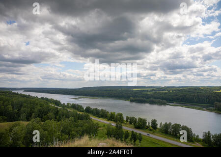 Sommer Fluss Landschaft, Blick auf den Fluss Tom aus der Höhe, Sibirien, Russland Stockfoto