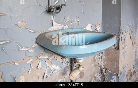 Alte Waschbecken im Bad Stockfoto
