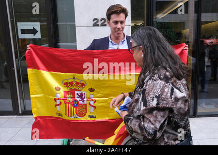 Brüssel, Belgien. 14. Oktober 2019. Ein anti-unabhängigkeit Demonstrator argumentieren außerhalb der Schauplatz, wo ehemalige katalanische Präsident Carles Puigdemont eine Pressekonferenz statt. Credit: ALEXANDROS MICHAILIDIS/Alamy leben Nachrichten Stockfoto