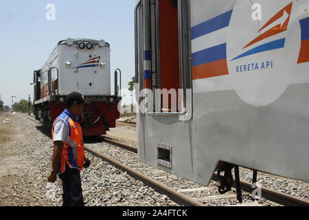 Eine Reihe von zuständigen Beamten überprüft die Eisenbahntrasse, die Double Track im 7 Madiun operativen Bereich. Wisnu Pramudyo, Vice President von PT. Indonesischen Eisenbahn Regional Operations 7 Madiun vermittelt, dass die zweigleisige Arbeit in seinem Gebiet wurde durch das Ministerium für Verkehr der Republik Indonesien in diesem Fall die Generaldirektion der Eisenbahnunternehmen durchgeführt durch Arbeit. In der Erwägung, daß die zweite neue Zeile load Test ist zwischen Babadan Station und Geneng Station für über 26 Kilometer mit CC Lokomotive 2039818 und 306517 KMP Antriebsstrang. Die Testergebnisse mit den Sp Stockfoto