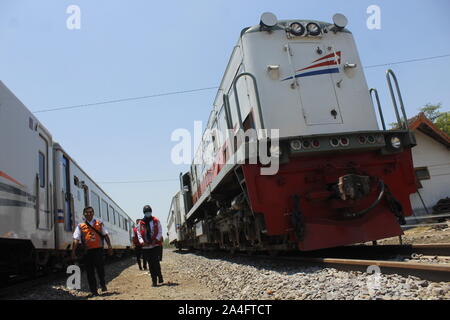 Eine Reihe von zuständigen Beamten überprüft die Eisenbahntrasse, die Double Track im 7 Madiun operativen Bereich. Wisnu Pramudyo, Vice President von PT. Indonesischen Eisenbahn Regional Operations 7 Madiun vermittelt, dass die zweigleisige Arbeit in seinem Gebiet wurde durch das Ministerium für Verkehr der Republik Indonesien in diesem Fall die Generaldirektion der Eisenbahnunternehmen durchgeführt durch Arbeit. In der Erwägung, daß die zweite neue Zeile load Test ist zwischen Babadan Station und Geneng Station für über 26 Kilometer mit CC Lokomotive 2039818 und 306517 KMP Antriebsstrang. Die Testergebnisse mit den Sp Stockfoto