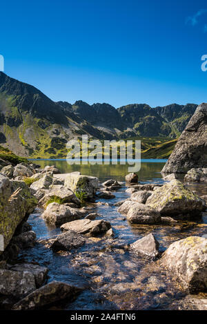 Blick auf Miedziane, Szpiglasowa Przelecz, Szpiglasowy Wierch und Opalony Wierch aus dem Tal in Tatra Stockfoto