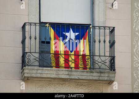 La Estelada Blava Flagge aufhängen auf einem Balkon an der Placa de Sant Jaume in Barcelona, Spanien Stockfoto