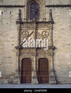 PUERTA DEL PERDON EN LA FACHADA OCCIDENTAL DE LA CATEDRAL DE CORIA - SIGLO XVI-ESTILO PLATERESCO. Autor: PEDRO DE IBARRA. Lage: CATEDRAL DE SANTA MARIA DE LA ASUNCIÓN. Cória. CACERES. Spanien. Stockfoto