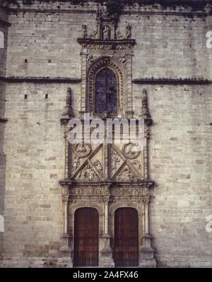 PUERTA DEL PERDON EN LA FACHADA OCCIDENTAL DE LA CATEDRAL DE CORIA - SIGLO XVI-ESTILO PLATERESCO. Autor: PEDRO DE IBARRA. Lage: CATEDRAL DE SANTA MARIA DE LA ASUNCIÓN. Cória. CACERES. Spanien. Stockfoto