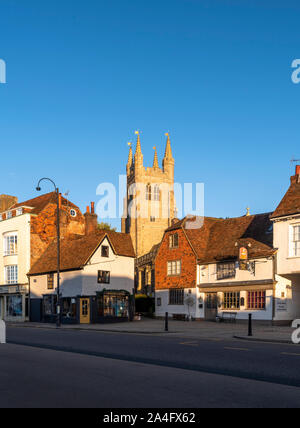 Tenterden High Street mit St. Mildred's Kirche leuchtet bei Sonnenaufgang, Kent. Stockfoto