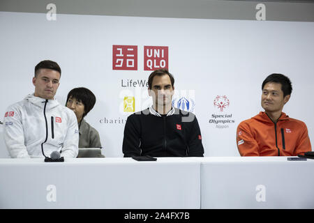 Tokio, Japan. 14 Okt, 2019. (L und R) Der britische Tennisspieler Gordon Reid, schweizer Tennisspieler Roger Federer und Japanischer Tennisspieler Shingo Kunieda, einer Pressekonferenz während der uniqlo Lebens Tag Tokio Charity Veranstaltung in Ariake Coliseum Verschleiß teilnehmen. Tennisprofi Roger Federer, die uniqlo globaler Botschafter Teil in einem Charity Event in Tokio stattfand. Federer kündigte seine Pläne an den Olympischen Spielen in Tokio 2020 zu konkurrieren. Credit: Rodrigo Reyes Marin/ZUMA Draht/Alamy leben Nachrichten Stockfoto