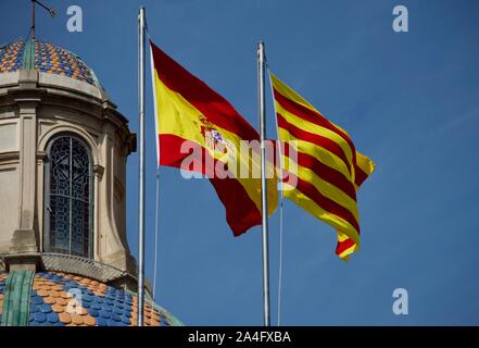 Die spanische und die senyera Flaggen nebeneinander an der Placa de Sant Jaume in Barcelona, Spanien Stockfoto