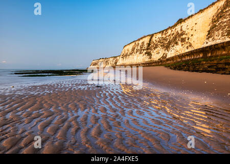 Louisa Bay, Broadstairs. Wellen im Sand auf einem leeren Strand auf der Isle of Thanet in Kent. Stockfoto