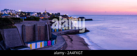 Broadstairs auf der Isle of Thanet, Kent. Ein Panorama mit Blick auf die Viking Bay und Louisa Bay bei Sonnenaufgang. Stockfoto