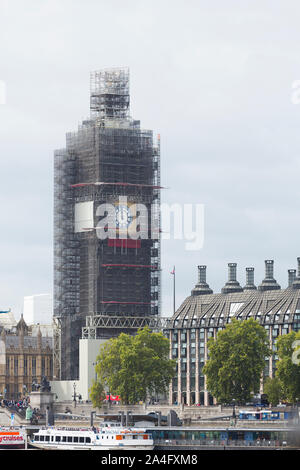 London, Großbritannien. Elizabeth Tower (Big Ben) umhüllt von Gerüsten während der Renovierungsarbeiten. Stockfoto