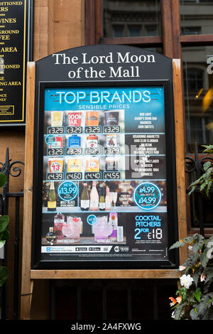 London, Großbritannien. Bier Preise ausgeschrieben an der Herr Mond der Mall, ein Wetherspoon Pub, am Tag der Gründer und Vorsitzender Tim Martin kündigte billiger Bee Stockfoto